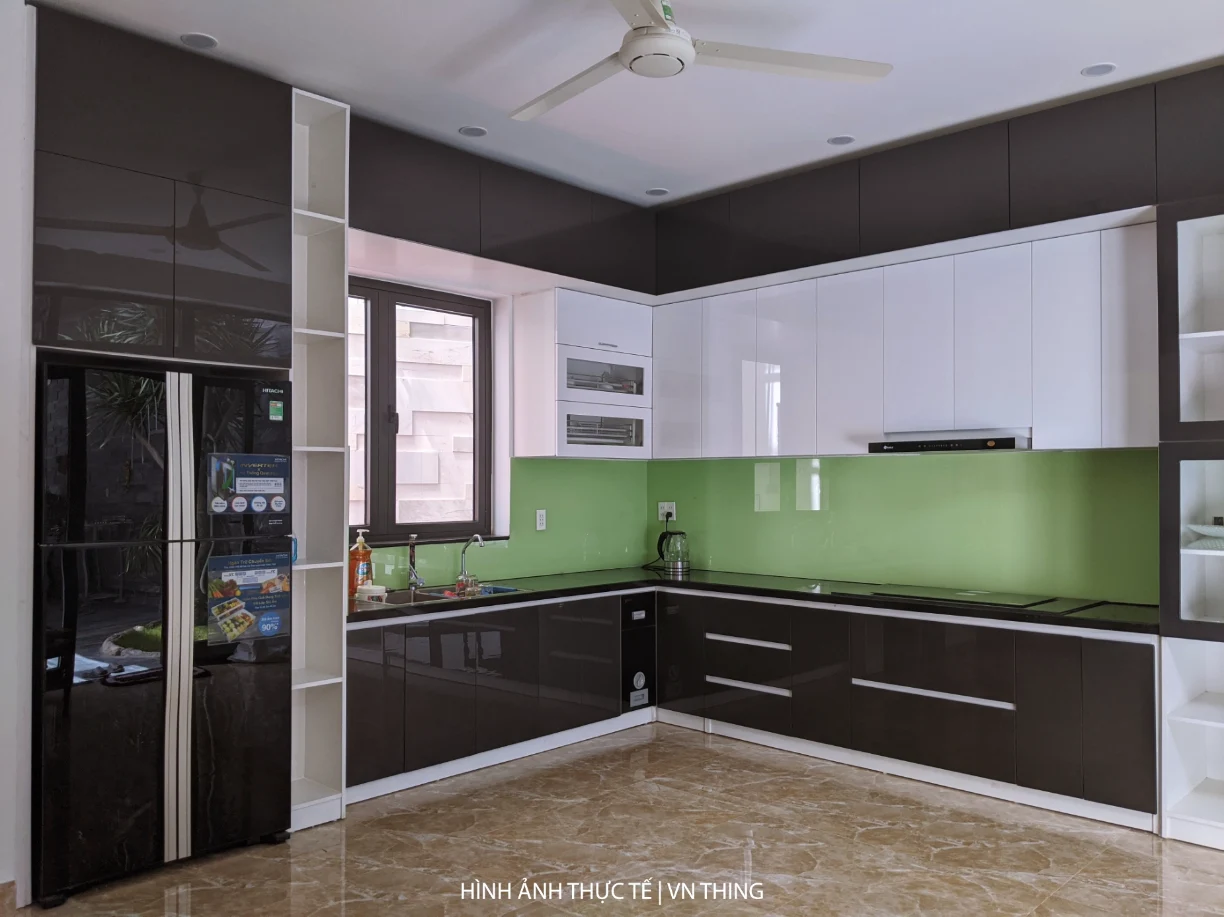 tu bep acrylic lien chieu